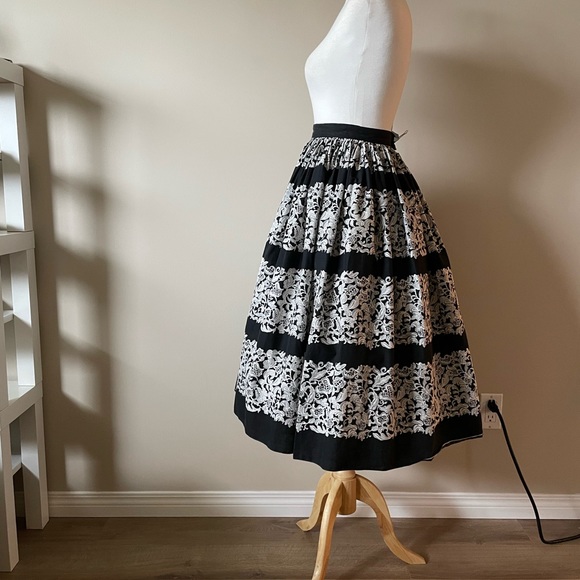XS, Fabulous 1950 Cotton Border Print Skirt - Picture 2 of 9